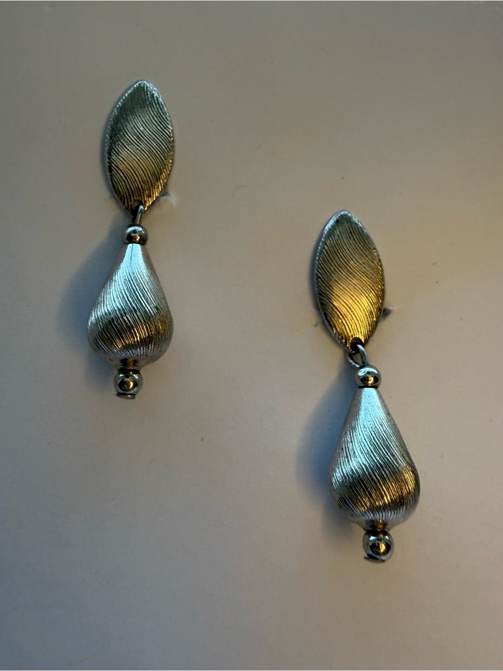 Vintage 1976 SARAH COVENTRY "Silver Swirl" Teardrop Dangle Clip On Earrings